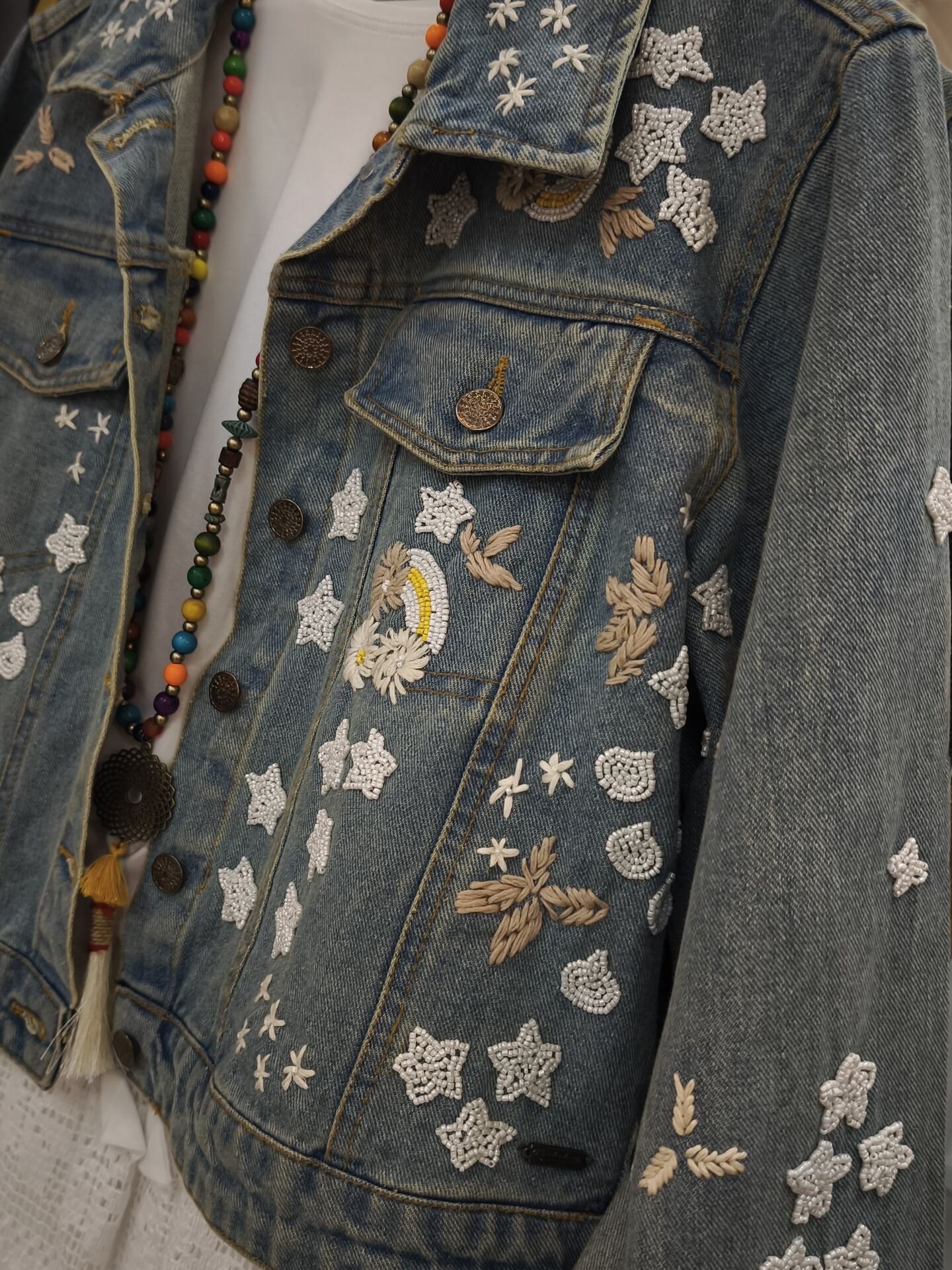 El işlemesi renkli kot ceket